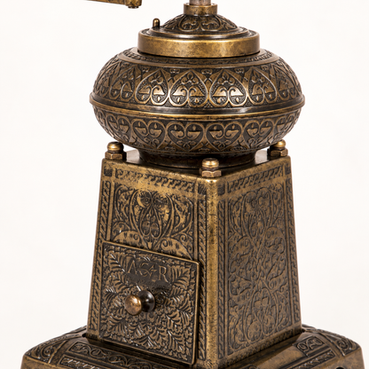 Acar ACAR440AS Selahattin 1950 grinder in antique gold tone — AI-assisted detail view